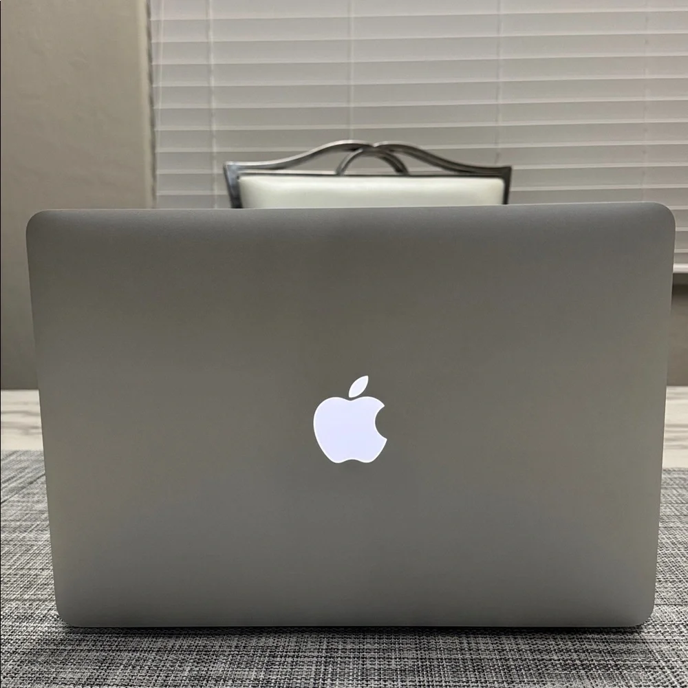 Apple MacBook Air 13” 2014 with a Brand New Laptop Sleeve and a Charger